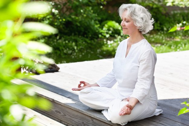 Seniorin macht Yoga im sommerlichen Garten How Living In Dickinson, TX Assisted Living Can Help You Achieve Peace Of Mind