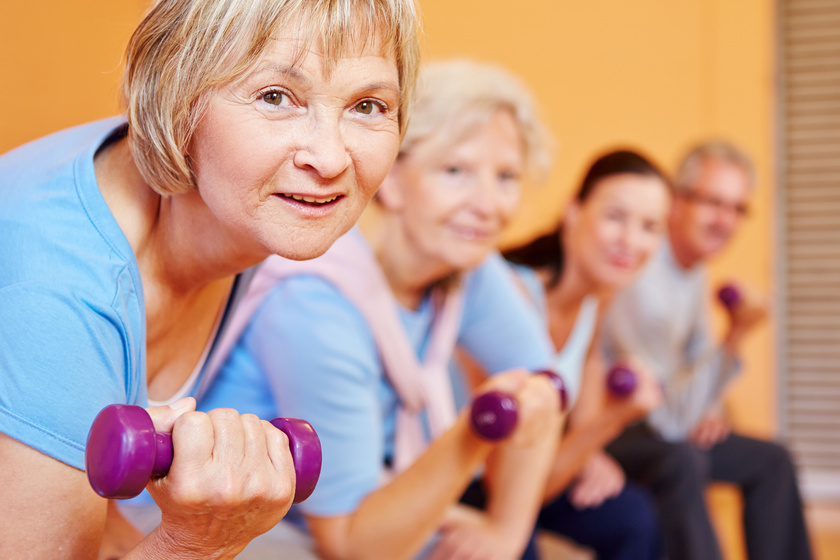 Seniorin beim Sport im Fitnesscenter 5 Reasons To Join A Fitness Club In Your Senior Years