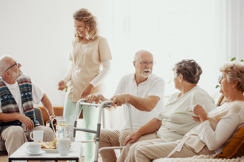 Elders spending time together in the common room of the care home How To Develop A Dementia Care Plan