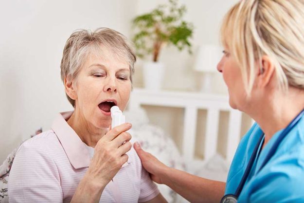 Alte Frau bekommt Soforthilfe Alte Frau bekommt Soforthilfe