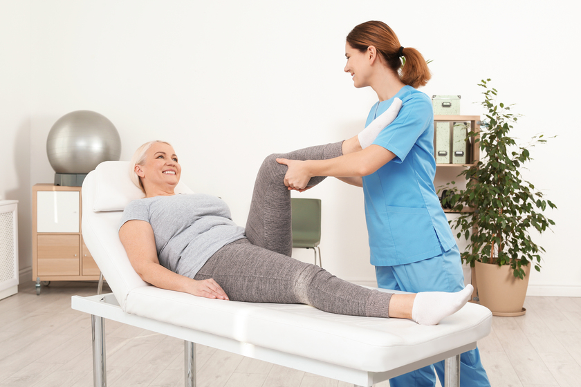 Physiotherapist working with patient in clinic. Rehabilitation therapy Choosing An Assisted Living Community For Your Loved One With Limited Mobility: 5 Things To Look For