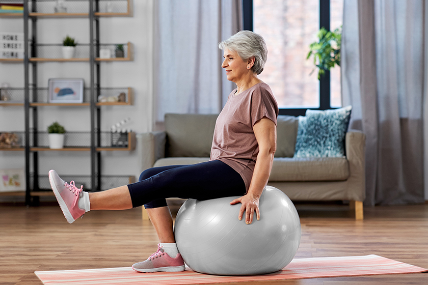 senioren machen übungen mit dem gymnastikball