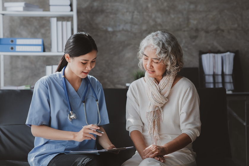 Doctors are talking to explain medication and health care to eld Doctors