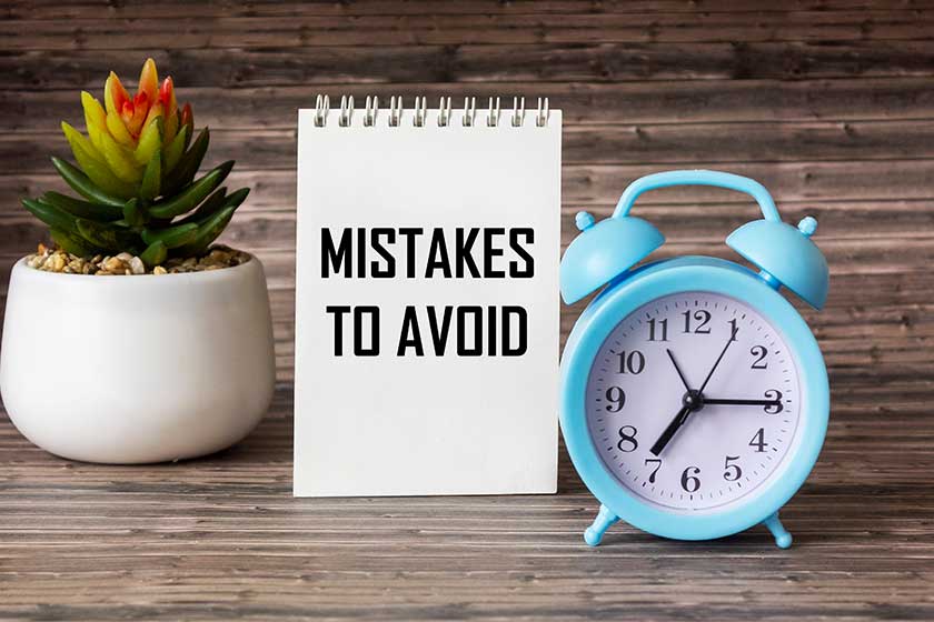 Notepad with text errors to avoid with clock and cactu