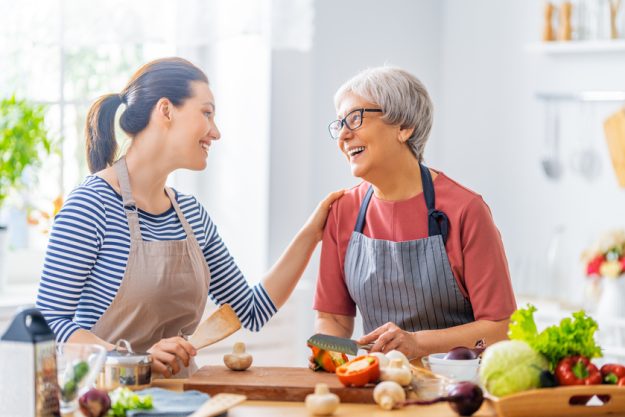 5 Ways A Memory Care Facility In Pearland, TX Encourages Your Loved One With Dementia To Eat Healthy
