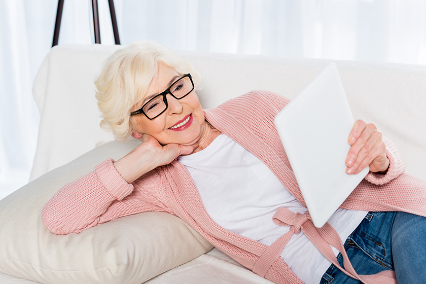 Portrait of smiling senior woman in eyeglasses