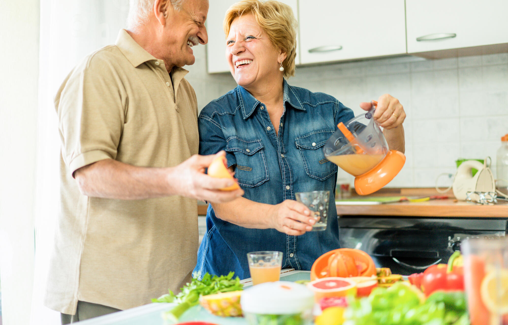 Happy,Senior,Couple,Preparing,Healthy,Vegetarian,Breakfast,With,Fruits,And
