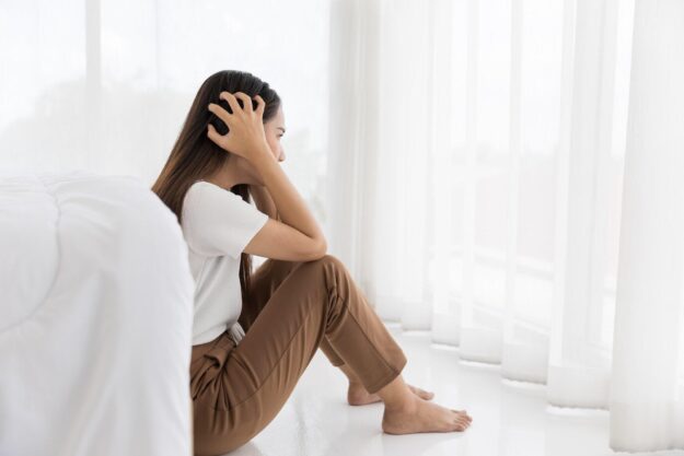 Asian young woman sitting look (1)